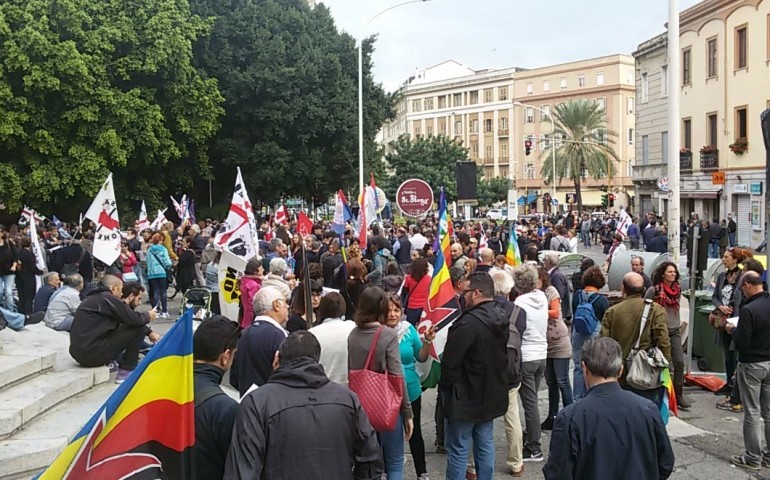 Un corteo per dire NO alle esercitazioni: “Stanno stuprando la nostra Isola”