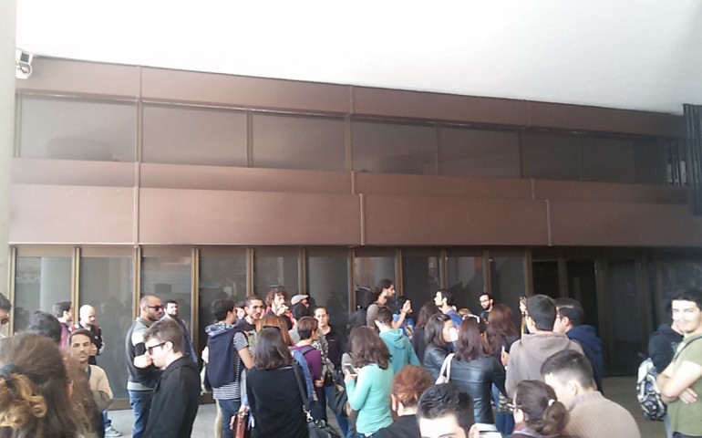 Diritto allo studio. Sit-in sotto il palazzo regionale, ma le porte restano chiuse per gli universitari