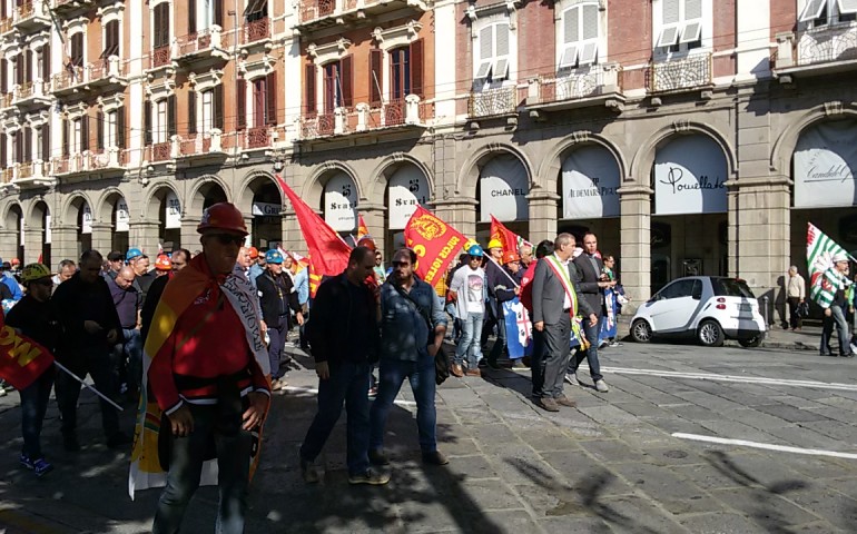 Cagliari. Corteo degli ex dipendenti Alcoa: “Se perdiamo noi lavoratori, perde tutto il Sulcis”