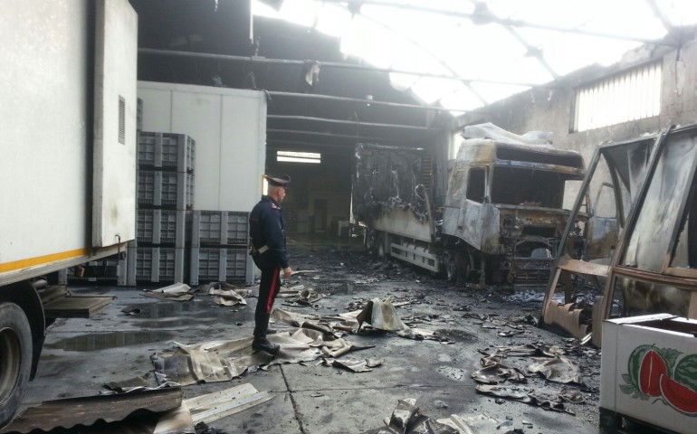 Incendio nella zona industriale di Sestu. Distrutto dalle fiamme il capannone di un’azienda di frutta e verdura