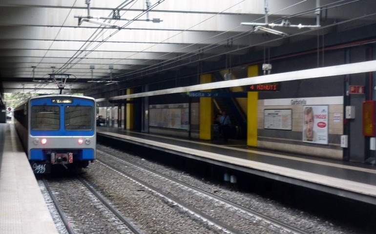 La metro di Roma evacuata per un pacco sospetto. Falso allarme