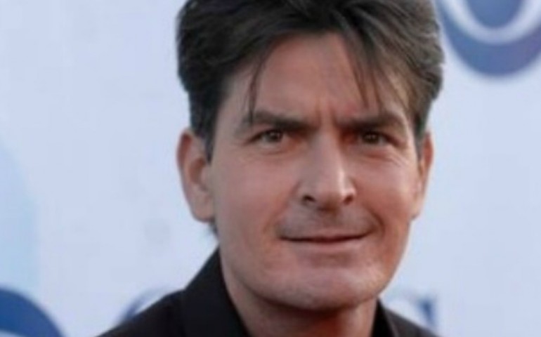 La star del cinema Charlie Sheen annuncia in tv: “Sono sieropositivo”