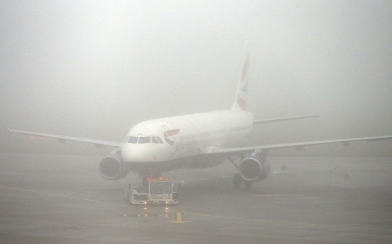 Cagliari si sveglia sotto una fitta coltre di nebbia. Voli in ritardo dall’aeroporto di Elmas
