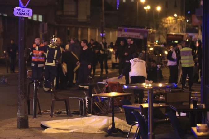Notte di terrore a Parigi. Sparatorie ed esplosioni in varie zone della città: oltre 120 morti e centinaia di feriti