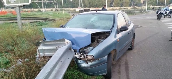 Asse mediano, tragedia sfiorata: auto si schianta contro il guard rail. Il conducente era ubriaco