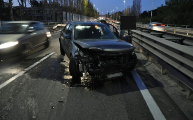 Incidente sull’Asse Mediano. Denunciato il conducente senza patente e assicurazione