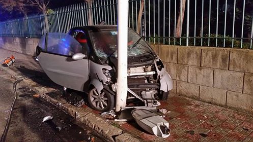 Si schianta con la Smart su un lampione in Via Galvani. Grave il conducente