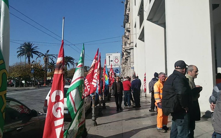 Riforma enti locali, sit-in dei dipendenti delle società in house davanti alla Regione. “Vogliamo garanzie occupazionali”