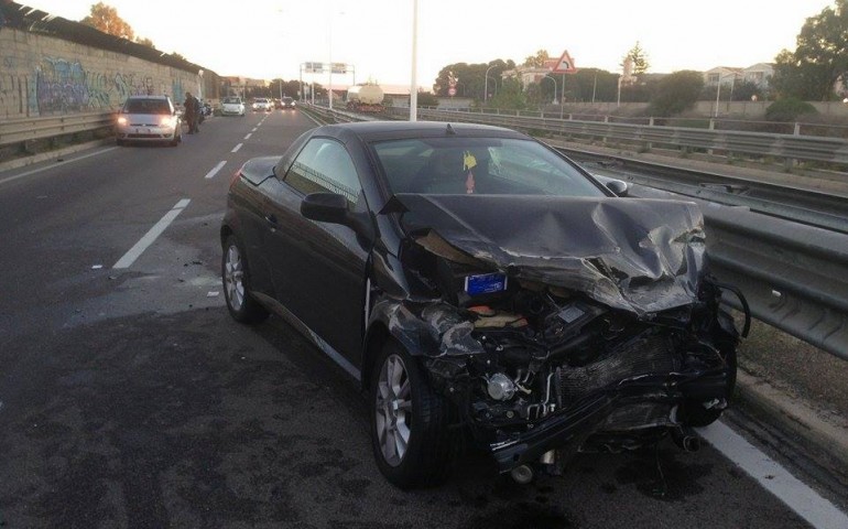 Cagliari. Asse mediano, incidente all’alba: auto finisce fuori strada