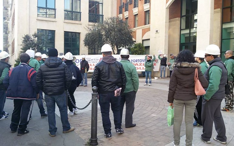 Cagliari. Sedicesimo sit-in dei lavoratori Euroallumina davanti all’Ass.regionale all’ambiente