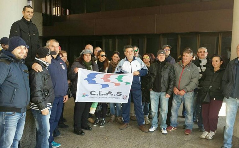 Sit-in dei lavoratori in mobilità. Lancio di uova in Regione: “Abbandonati al nostro destino”