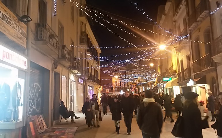 Musica, animazione e calici di vino. In centinaia all’inaugurazione della nuova via Garibaldi