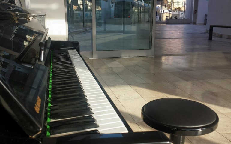 Cagliari. Riparato il pianoforte di Piazza Repubblica. Zedda: “è pronto per chi desidera suonarlo”