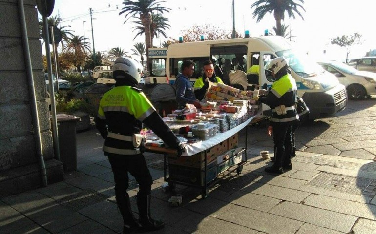 Blitz della Municipale a Marina. Sequestrati oltre 4000 articoli contraffatti a venditori abusivi