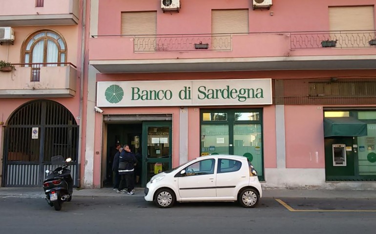 Selargius. Proteste fuori dalla filiale del Banco di Sardegna: “Chiusura anticipata di 45 minuti, ma l’ufficio è semi-vuoto”.
