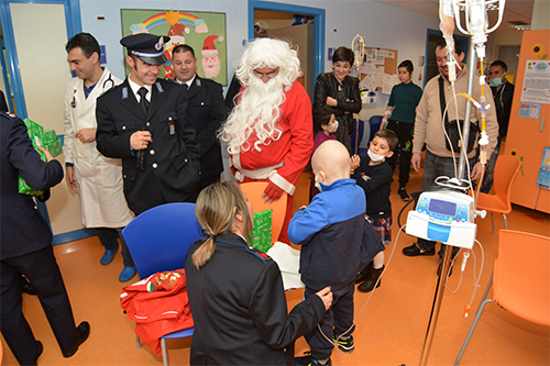 Una giornata speciale per i bimbi del Microcitemico: è arrivato Babbo Natale con tanti doni e allegria