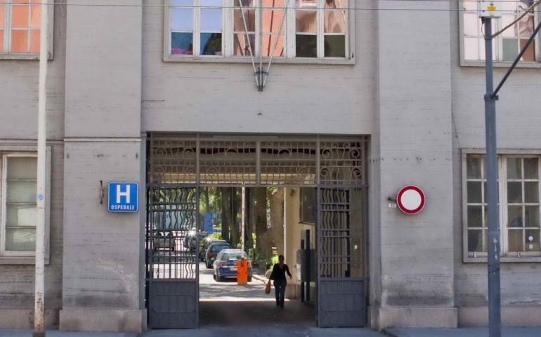 Tragedia al Santissima Trinità: eritreo affetto da scabbia tenta di fuggire dall’ospedale calandosi dal 3° piano: cade e muore.