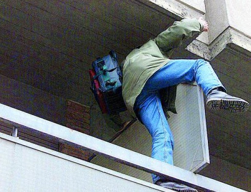 Spettacolare furto all’Auchan di Pirri: ladro entra dalle condutture dell’aria condizionata