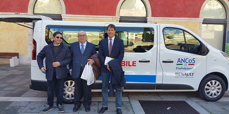 Confartigianato dona un minibus ai bimbi con disabilità