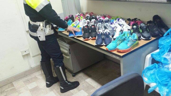 Commercio ambulante. Sequestrate scarpe Nike contraffatte in Viale Regina Elena