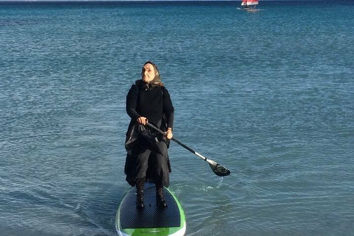 L’originale Befana del Poetto: è arrivata con la tavola da surf