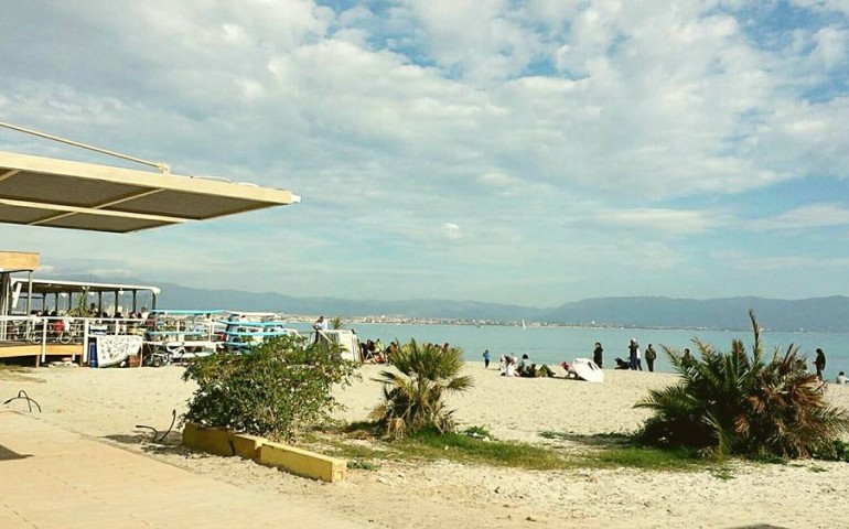 Weekend di sole e caldo a Cagliari. Tintarella e bagni in un Poetto super affollato