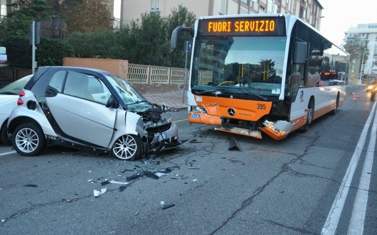 Cagliari. Smart contro due bus del CTM, il conducente guidava senza patente: denunciato