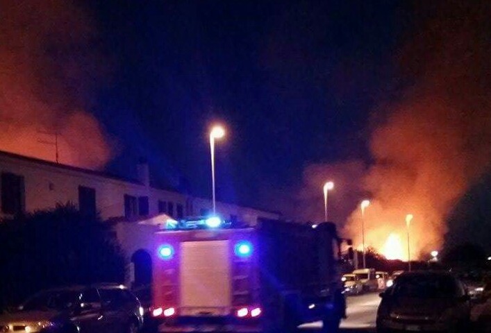 Vasto incendio nei pressi della zona residenziale di via S. Benedetto a Quartu S.E.