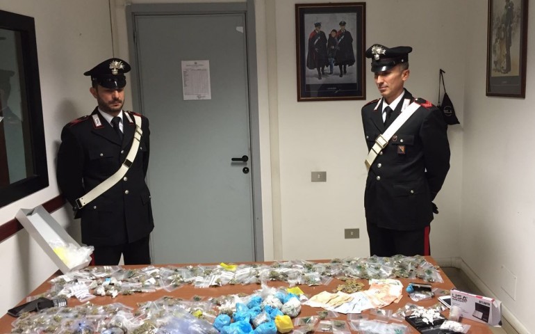 Pirri: in casa marijuana e cocaina, arrestati madre e figlio 22enne