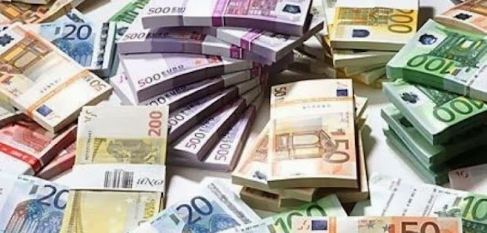 Blitz della polizia a Pirri: trovati seicentomila euro sotterrati nel giardino di una villa