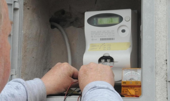 Ruba energia elettrica attaccandosi al contantore di Abbanoa: nei guai un 33enne di Cagliari