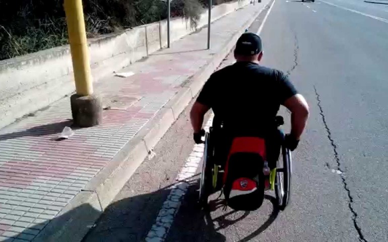 Su Planu. “In fondo alla rampa, c’è un gradino”. L’odissea di un cittadino in sedia a rotelle