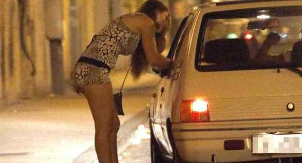 Cagliari. Si apparta con una prostituta, che lo deruba con un complice e fugge