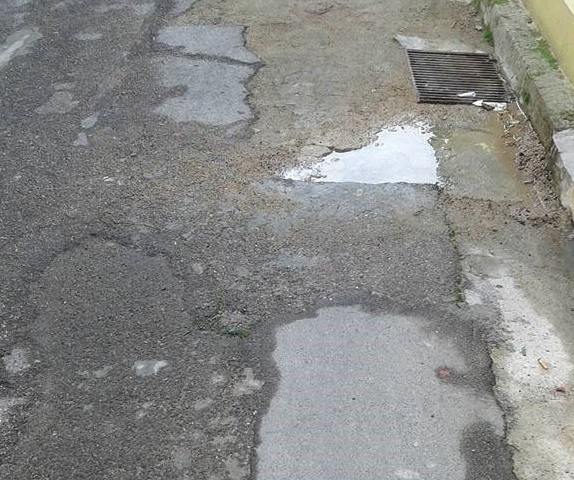 Selargius: cedono strade e tubature: “Da novembre sgorga acqua pulita, ma nessuno interviene”