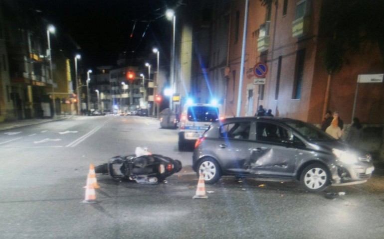 Incidente auto-moto in Via della Pineta. In ospedale il centauro