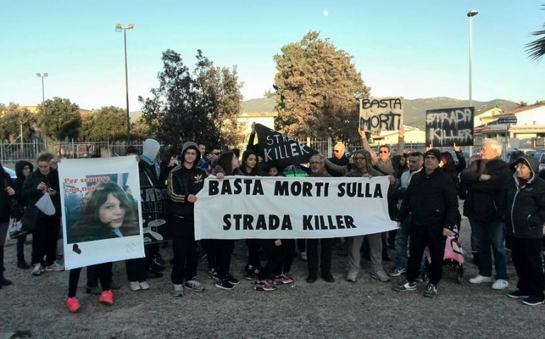 Catena umana nella “strada della morte” a Flumini. La rabbia dei residenti: “Basta croci”