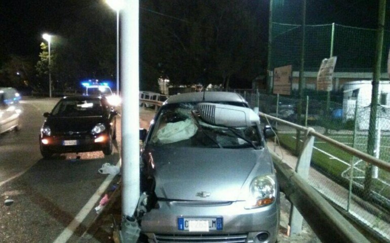 Asse mediano: perde il controllo dell’auto e finisce su un palo. Tre feriti