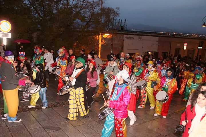 Cagliari rivive la Ratantira: maschere, tamburi e canti per il “Carnavali Casteddaiu”