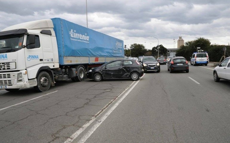 Scontro tir- auto sulla SS195. Tre feriti all’ospedale, traffico in tilt