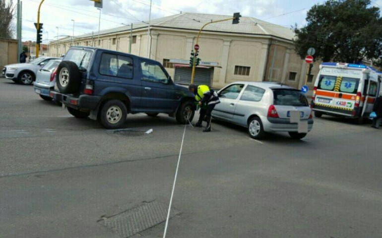 Viale Poetto: non si ferma al rosso e finisce contro un’auto.