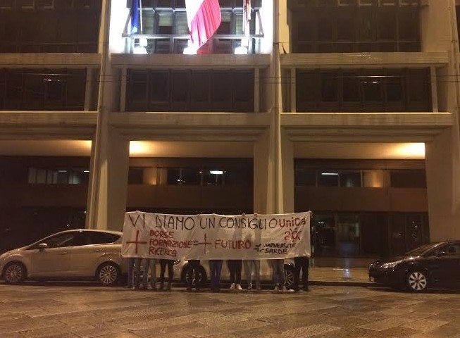 Unica. Blitz sotto al Palazzo del Consiglio Comunale