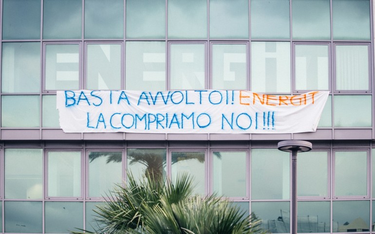 “Basta avvoltoi, la compriamo noi!”. Protesta a Cagliari dei lavoratori Energit