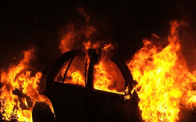 Tre auto a fuoco nella notte a Is Mirrionis. Palazzina evacuata in via Pertusola