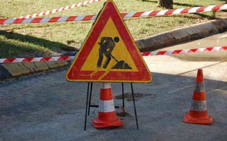 Limitazioni al traffico in Via Santa Maria Chiara per lavori in corrispondenza della rotatoria.