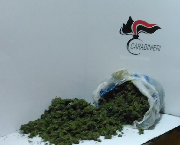Fermato a un posto di blocco a Castiadas: nei guai un 40enne con 1 kg di marijuana nell”auto