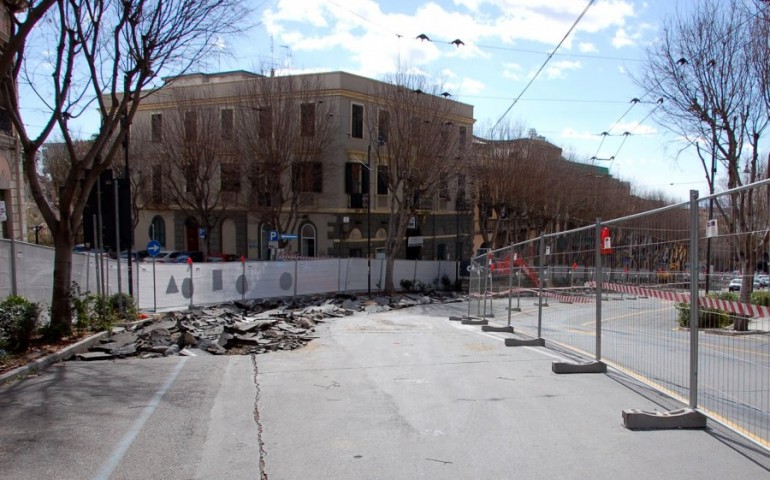 Cedimento del manto stradale Lavori in viale Regina Margherita
