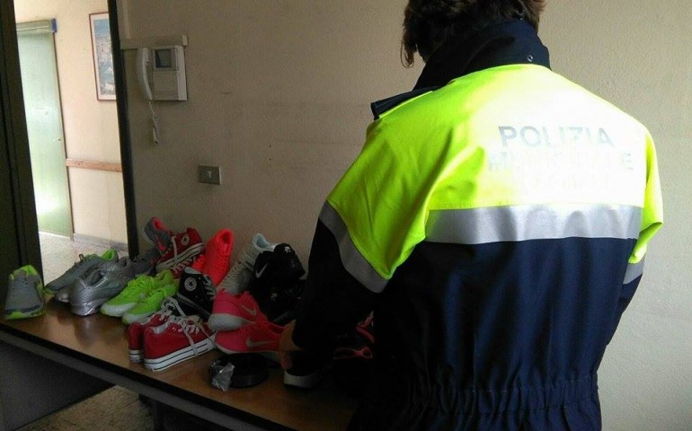 Vende scarpe contraffatte in Largo Carlo Felice. Spintona gli agenti e scappa