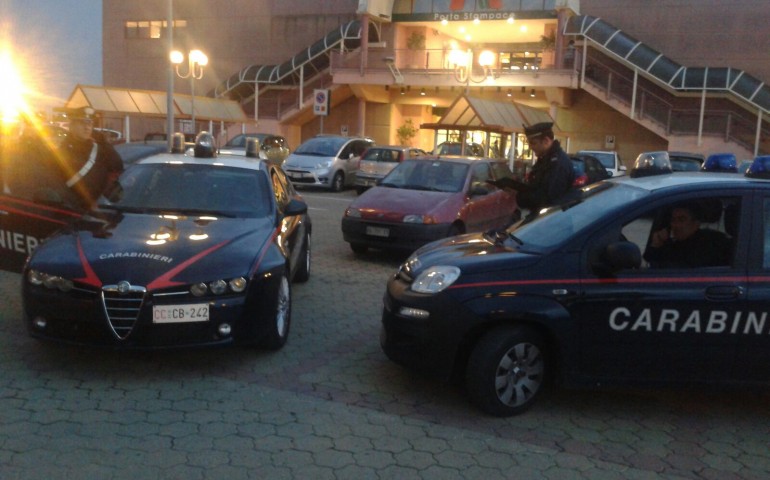 Aggrediscono e rapinano giovane venezuelano nel parcheggio Auchan, in carcere due pregiudicati napoletani