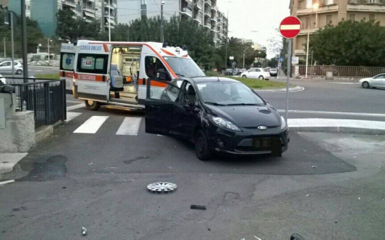 Incidente in piazza Amsicora a Cagliari, ferito motociclista