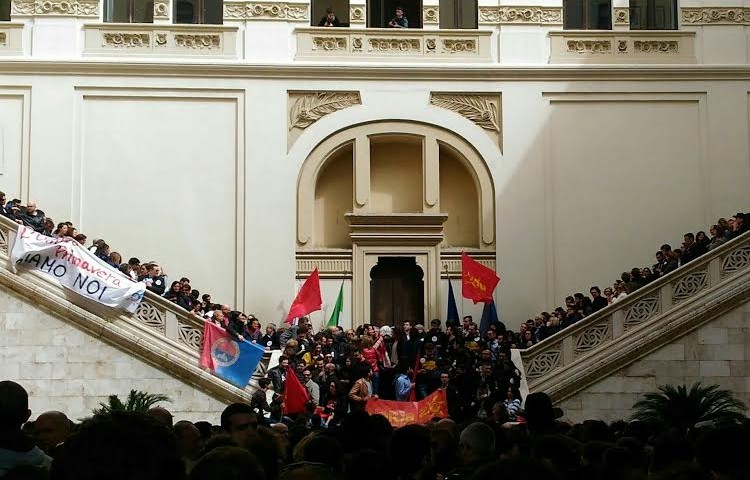 In quattromila per dire no ai tagli all’Università:  la rettrice Del Zompo guida la protesta dell’ateneo cagliaritano
